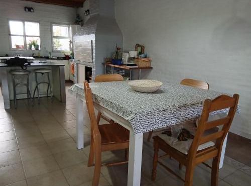 Habitación doble con baño privado en amplia casa a metros de una laguna natural y del Museo Paleontológico
