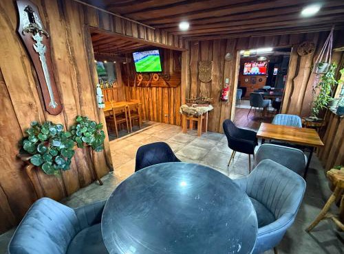 Hostal a una cuadra del Mall con desayuno incluido, aire acondicionado y estacionamiento in Los Ángeles