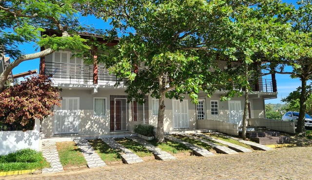 House 100m from the beach | 3 bedrooms, air conditioning, barbecue and Wi-Fi in Garopaba