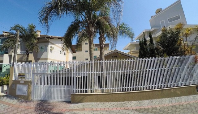 HOUSE JUST 100 METERS TO THE BEACH - 4 BEDROOMS in Bombas Bombinhas