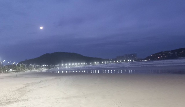 House next to the sea next to Eseada beach, AVAILABLE FOR CARNIVAL. in Enseada Guarujá