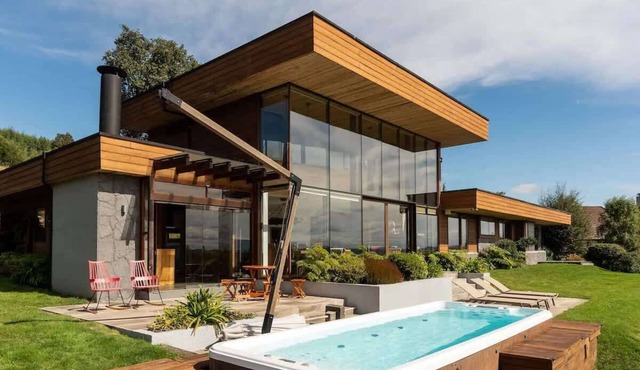 Jacuzzi & Heated (Summer) Pool Retreat with Volcano Views