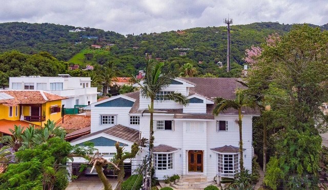 Lagoa da Conceição Mansion in Florianópolis