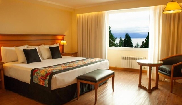 Lake-View Triple Room +Free Buffet Breakfast w/Pool Access | 5Mins to Bariloche