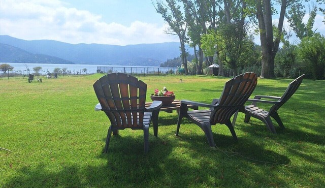 Lakefront Aculeo Red House Wifi, Pet & Wood Hot Tub in Maipo