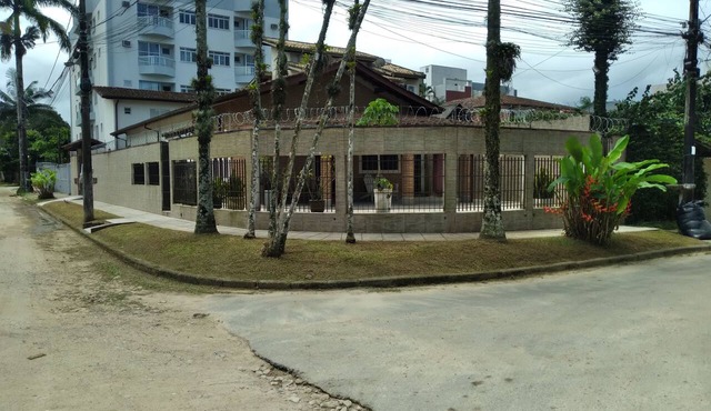 Large and spacious house to welcome your family! Close to the beaches and the city center! in Ubatuba