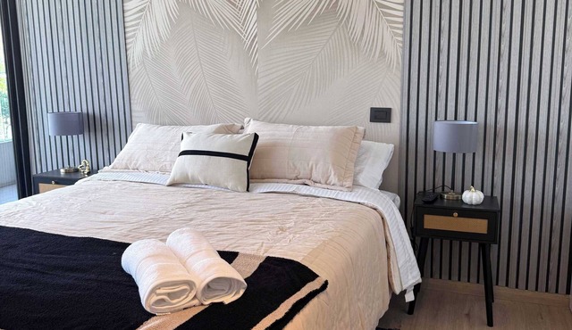 Las Condes Luxury Apt: Pool, Parking, Fast WiFi