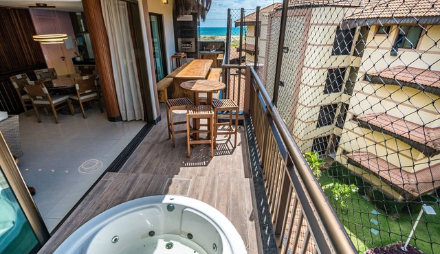 Luxury Duplex Apartment - Manhattan Beach Riviera - Jacuzzi and access to private beach! in Aquiraz