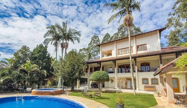 Luxury Home w/Pool, Sauna & Soccer Field in Carapicuíba