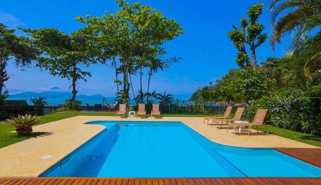 Magnificent Casa Pé na Areia: Swimming Pool, AC Suites and Serv. Kitchen /Cleaning Included in Ubatuba