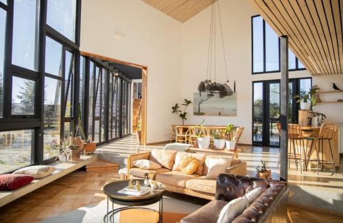Magnificent house in a condominium with access to the lake!