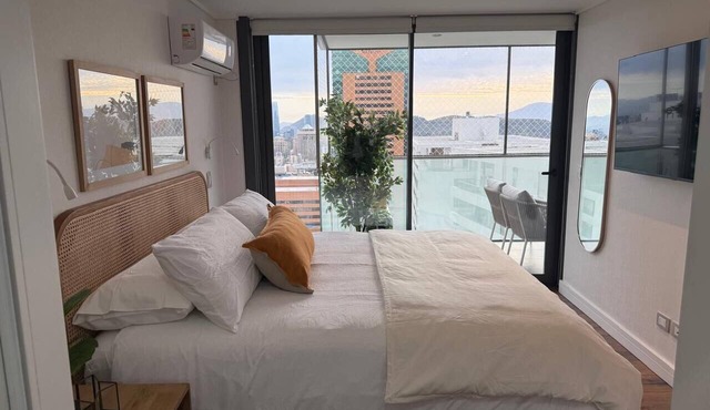 Modern apt with king bed, sofa bed, washer/dryer, terrace. Near Parque Arauco. in Las Condes