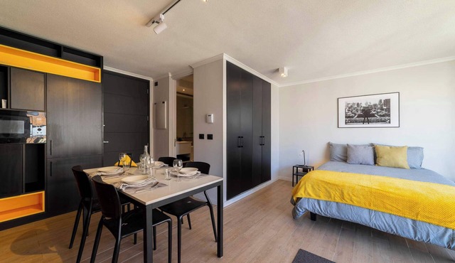 Modern Studio Pool, Gym, Balcony & City Views!