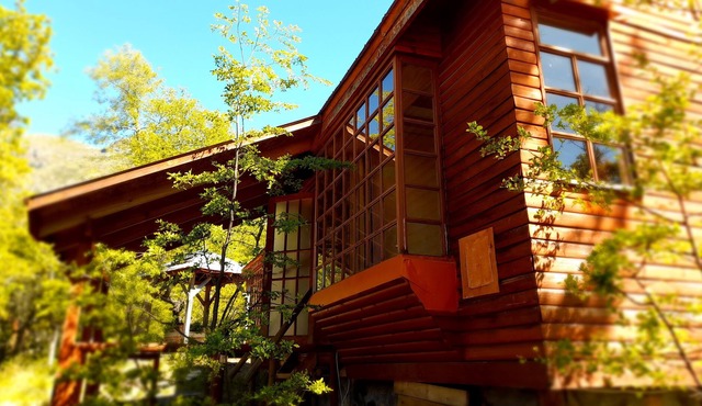 Mountain cabin with hot tub, 8 min. hot springs and ski center in Pinto