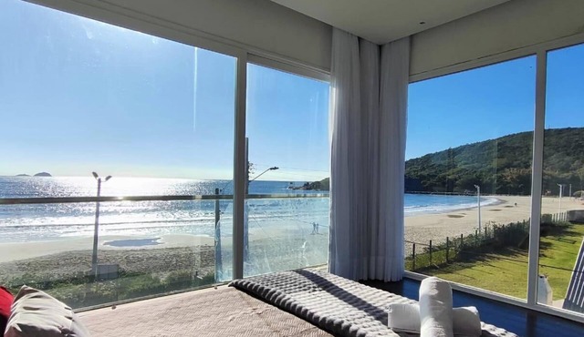 Perfect house, right on the beach, stunning view in Barra da Lagoa. in Florianópolis