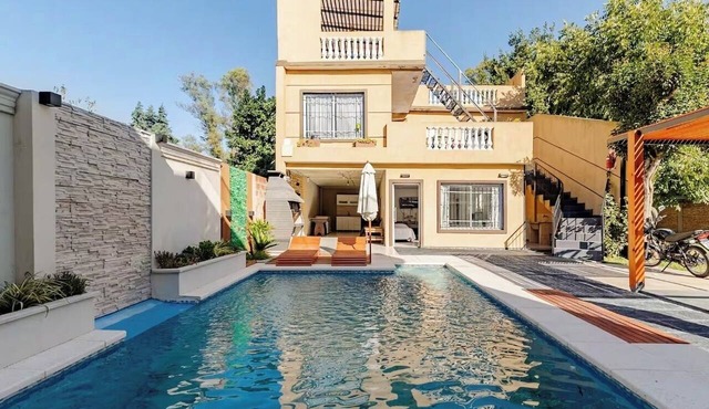 Pool and barbecue area, sleeps 5, 20 min from Ezeiza Airport. in La Unión