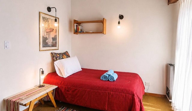 Private Room in a Shared House with a Balcony and Air Conditioning Near the San Isidro Racetrack