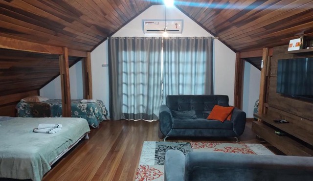 Quarto Chalé aconchegante em Casa da Família Anton próximo ao aeroporto in São José dos Pinhais