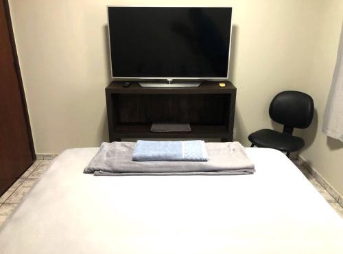 Quarto Queen com Ar, Bairro Nobre, Copa, mais Banheiro in Campo Grande