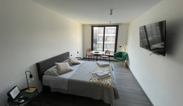 Quiet Studio, Best Price, and Near the Metro