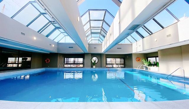 Quiet Urban Retreat Steps from Historic & Shopping Districts | Rooftop Pool