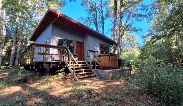 Riverside Cabin w/Hot Tub & BBQ, Nature Escape