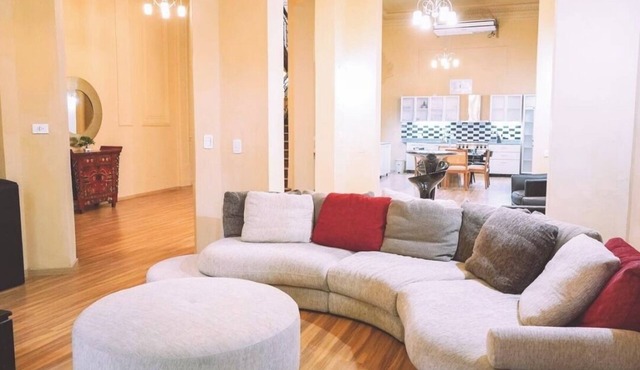 Spacious 5-bedroom townhome in Buenos Aires with jaquzzi, sauna, and own bar! in Buenos Aires