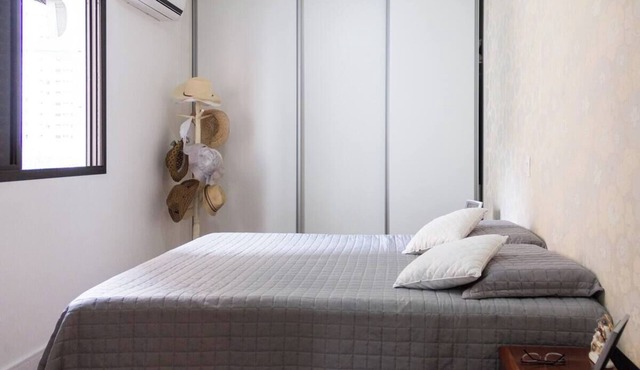 Spacious, bright, airy 3-bedroom apartment on Pitangueiras beach in Barra Funda Guarujá