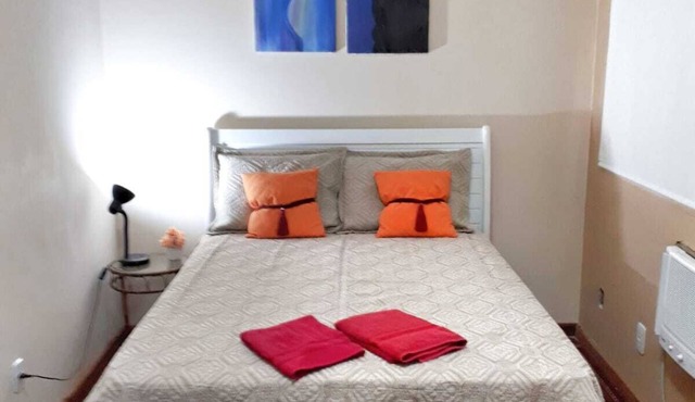 Spacious studio apartment in Copacabana, 4 blocks from the beach. in Rio de Janeiro