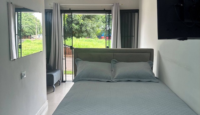 Studio apartment with private entrance near the shopping mall. in Tangará da Serra