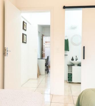Studio Cravo e Canela - Aconchego e privacidade, ideal para casais, com cozinha completa, ar-condicionado, Wi-Fi, vaga de garagem, excelente custo benefício, lugar tranquilo entre as praias dos Ingleses e Moçambique in Florianópolis