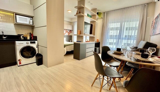 Studio, piscina e lava e seca, frente ao Shopping in Curitiba