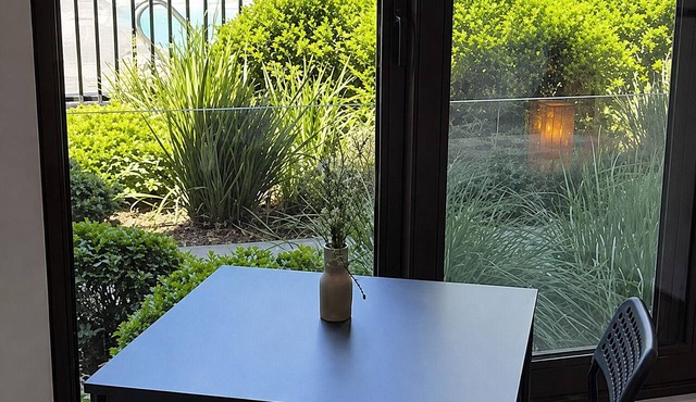 Studio with King-Size Bed, Gym, Coworking Space, and Fast Check-In