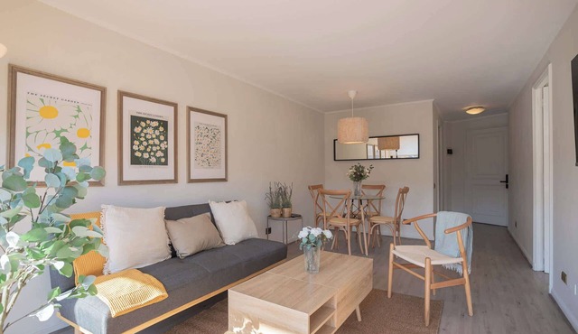 Stylish 1BR Apt Oasis Steps from Costanera Center