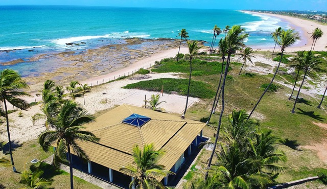 Two-story house facing the ocean with natural pools - Praia do Pirui in Arembepe