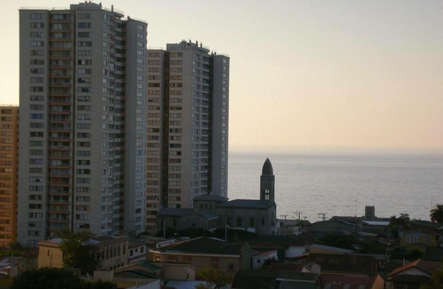 Departamento dos dormitorios amoblado con vista al mar, cercano a playas y mall de Viña del Mar y ciudad de Valparaíso.