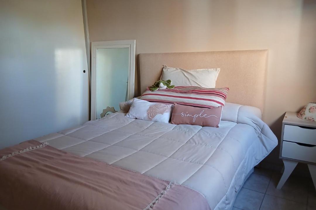 Trelew House | Habitación doble con baño compartido en una amplia y confortable casa