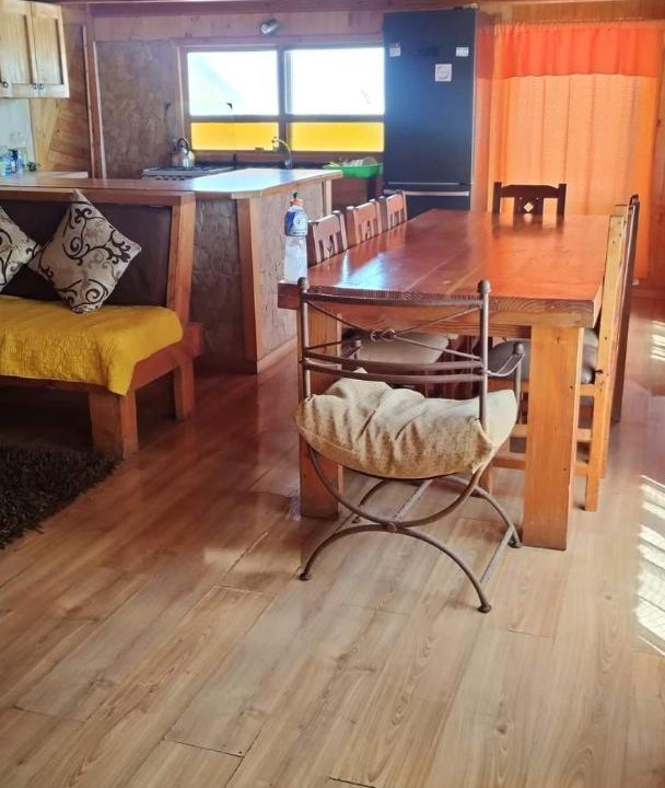 Punta de Choros Apartment | CABAÑA LA CASONA, salón, comedor y cocina amplia, con baño en la habitación y uno adicional, se alcanzan a ver las islas y el mar