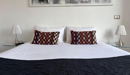 One-Bedroom Deluxe Apartment