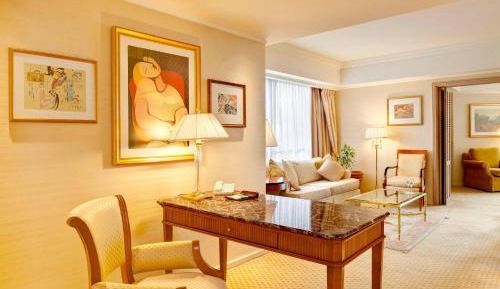 One-Bedroom Corner King Suite