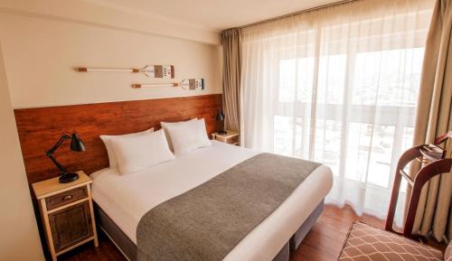 One-Bedroom Apartment with City View