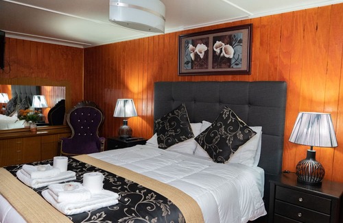 Puerto Williams Hotel | HOTEL FORJADORES DEL CABO DE HORNOS