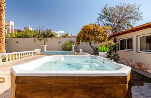 Godoy Cruz House | MOT Rentals Wine Country Gascon 22 pax 7 Bd
