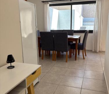 Mendoza City Center Apartment | Amplio y luminoso departamento en PB con patio, parrilla y cochera