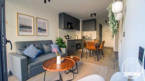 Las Rejas Apartment | Amplio Depto. 2D | Vista Abierta, Wifi y GYM