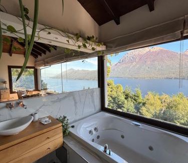 Villa Catedral Villa | Casa de Lujo con Vista al Lago Gutiérrez y Jacuzzi