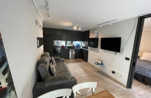 Las Condes Apartment | Las Condes Avenue, with parking and air conditioner