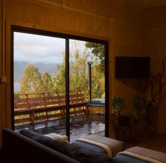 Llifen House | El Tilo Cabin - Hot Tub & Lake Ranco Views