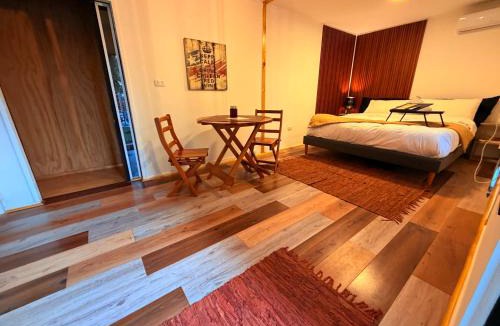 Villa Alemana House | Casa Colmena
