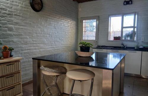 Trelew House | Habitación doble con baño compartido en una amplia y confortable casa